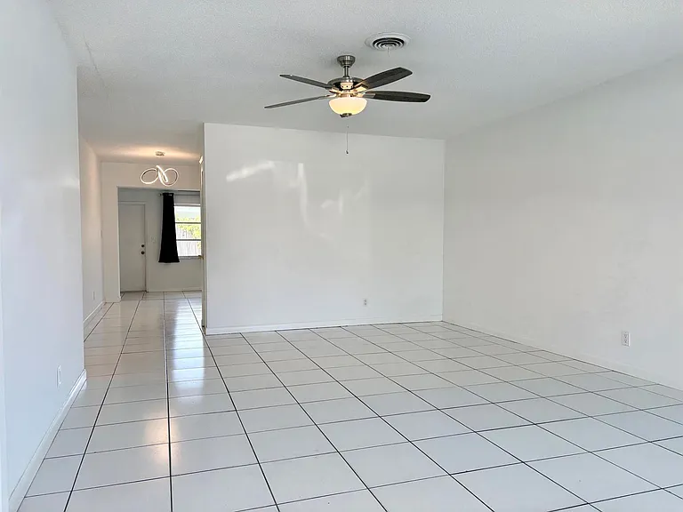 1605 NE 50th Ct #1 — Photo 4