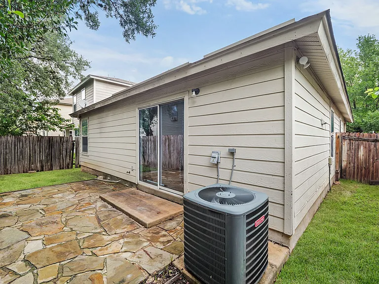 323 Amberdale Oak — Photo 18