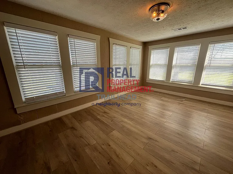 105 E 6th St — Photo 9