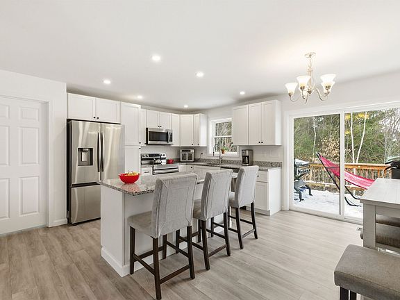 5th image of 33 West Meadow Road