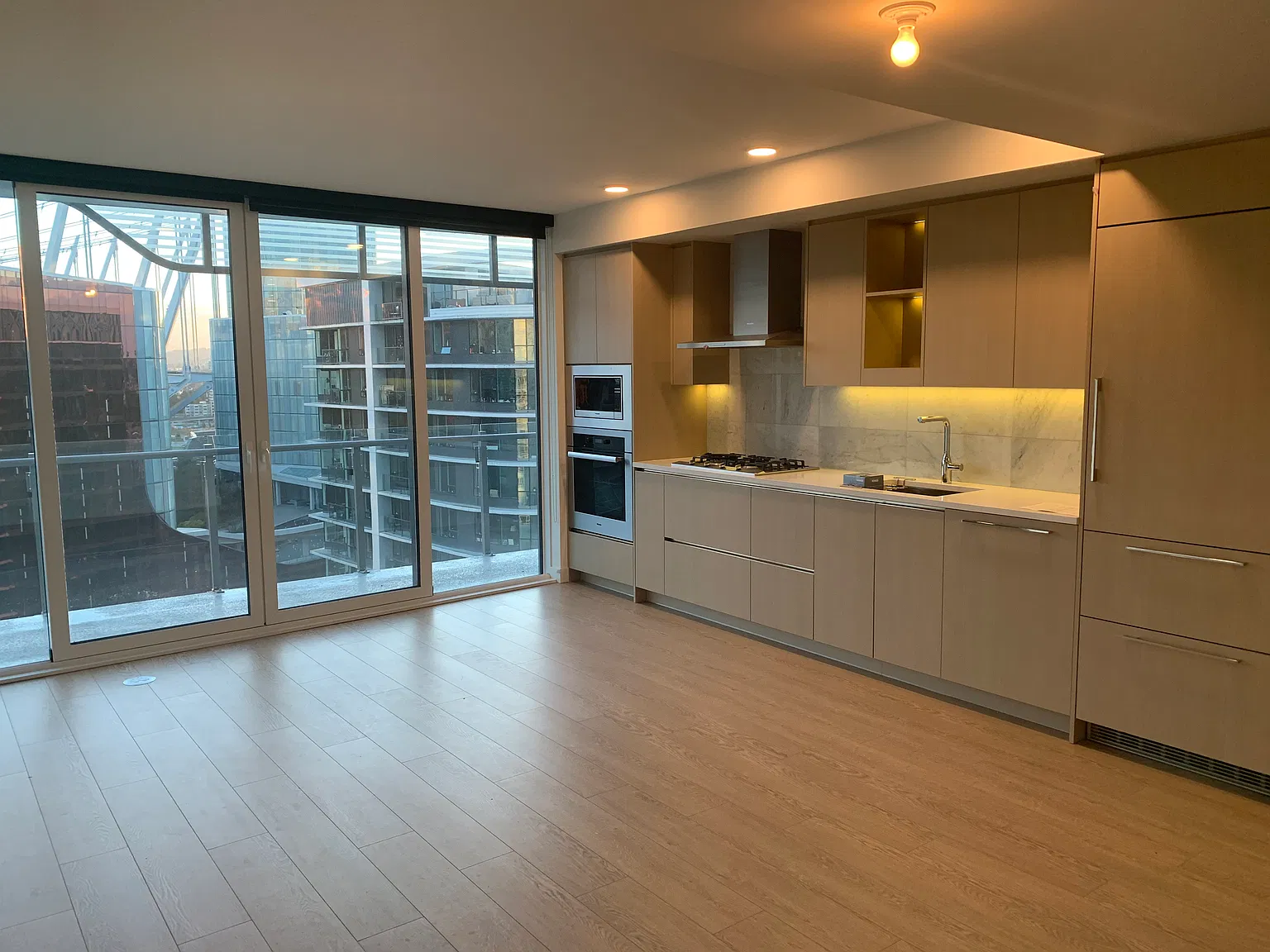 89 Nelson St Vancouver — Photo 2