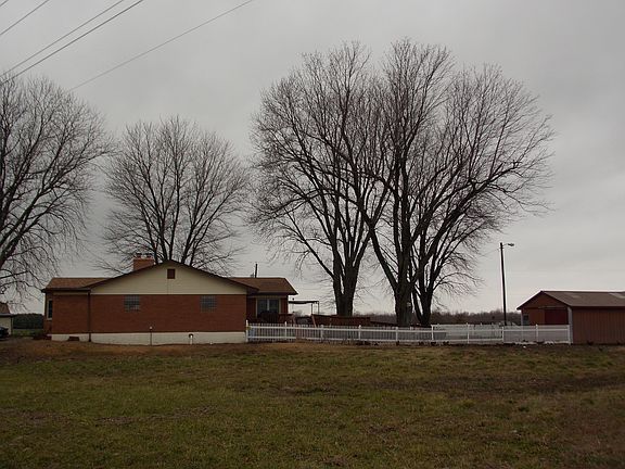 spacious fenced backyard/ ba