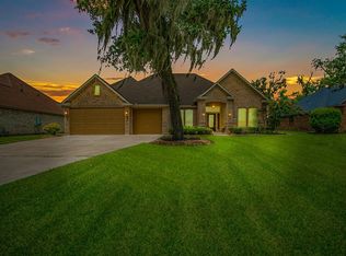 307 Deerwood Dr, Lake Jackson, TX 77566