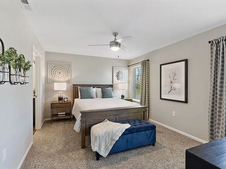 Large Main Bedroom with En-suite Bathroom & Closet