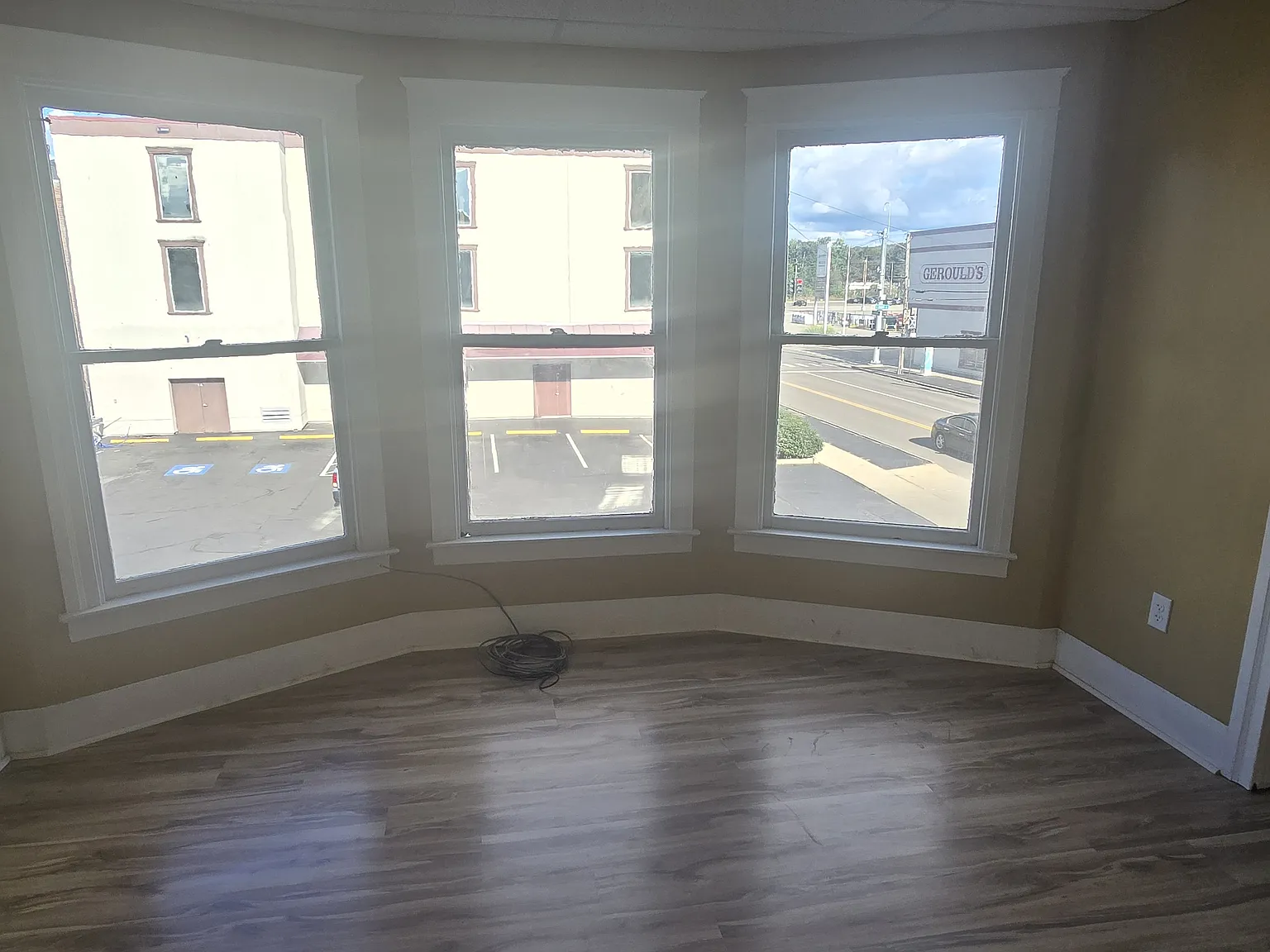 3 bed, 1100 sqft, $1,300 — Photo 3