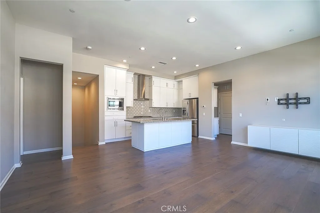 2 bed, 1131 sqft, $3,700 — Photo 1