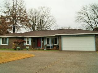 1529 Robin Hood Dr, Seymour, IN 47274