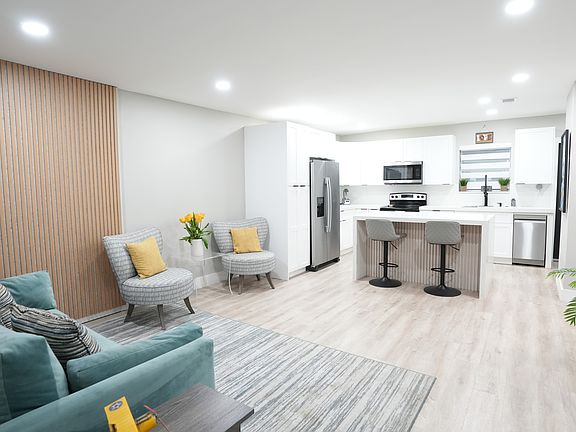 3rd image of 331 W 40th Pl