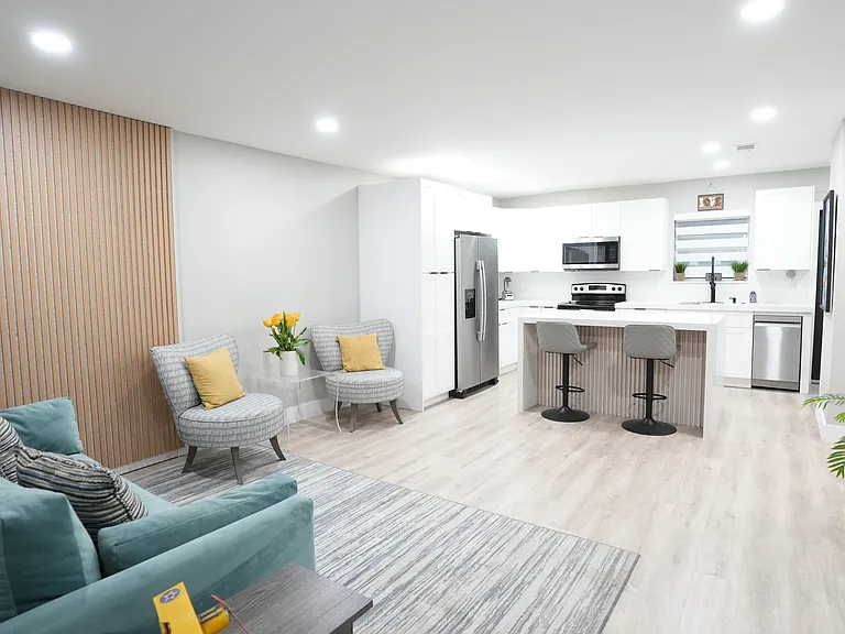 331 W 40th Pl — Photo 3