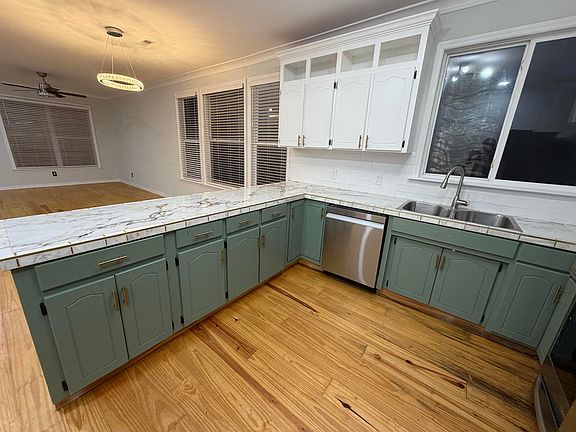 4th image of 330 W Birnie St