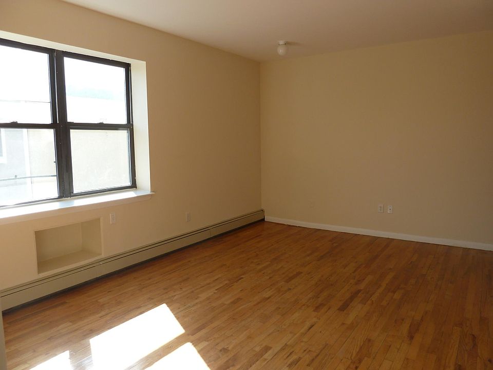 2nd image of 29 E Broadway