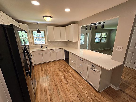3rd image of 20 Parkwood Dr
