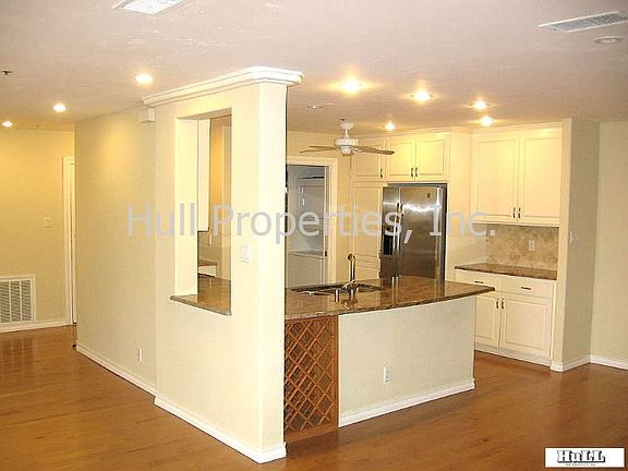 4th image of 40 N Ih 35 APT 4B4
