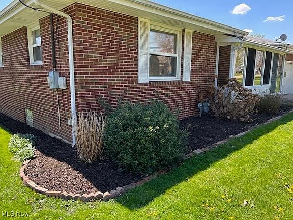 4th image of 827 Tenney Ave