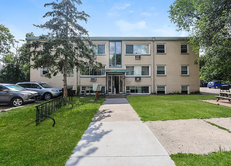 1015 York Ave — Photo 1