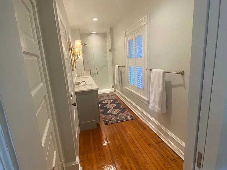 Primary bathroom (2nd floor)