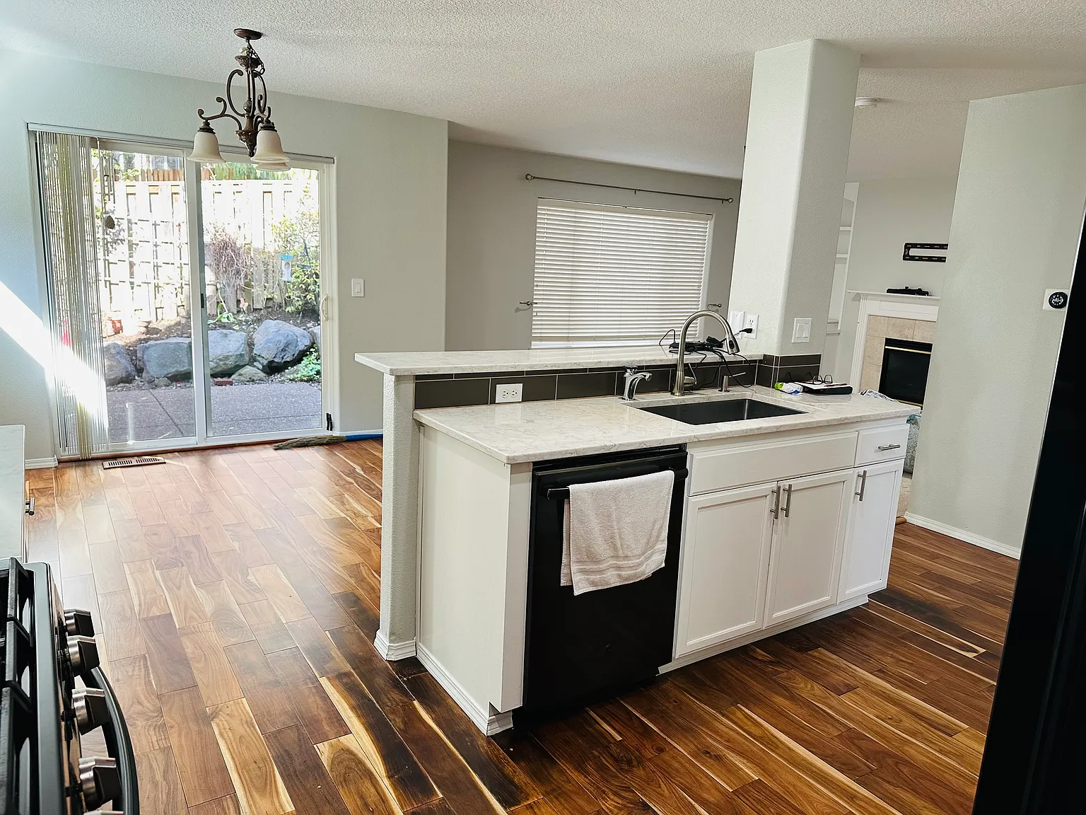 4 bed, 2.5 bath, 2103 sqft, $3,050 — Photo 4