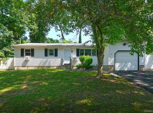 195 Mohawk St, Ronkonkoma, NY 11779