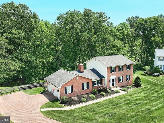 3rd image of 1800 Twin Lakes Dr