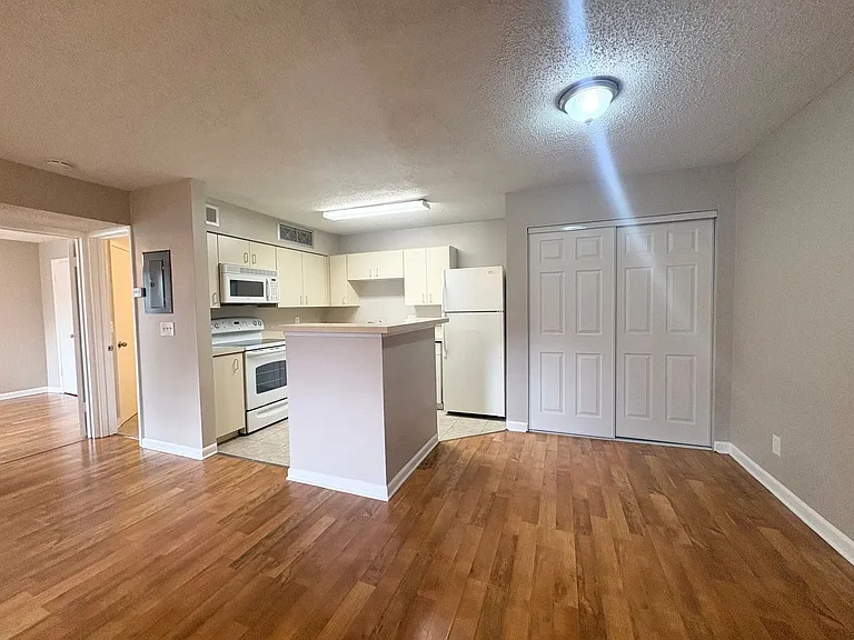 380 Lakepointe Dr #201 — Photo 6