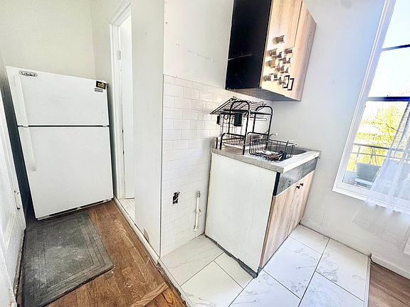 3rd image of 305 E 109th St APT 15