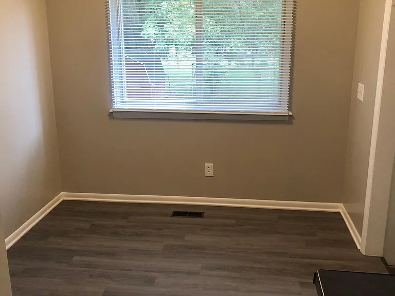 2120 Meadowlawn Dr — Photo 2