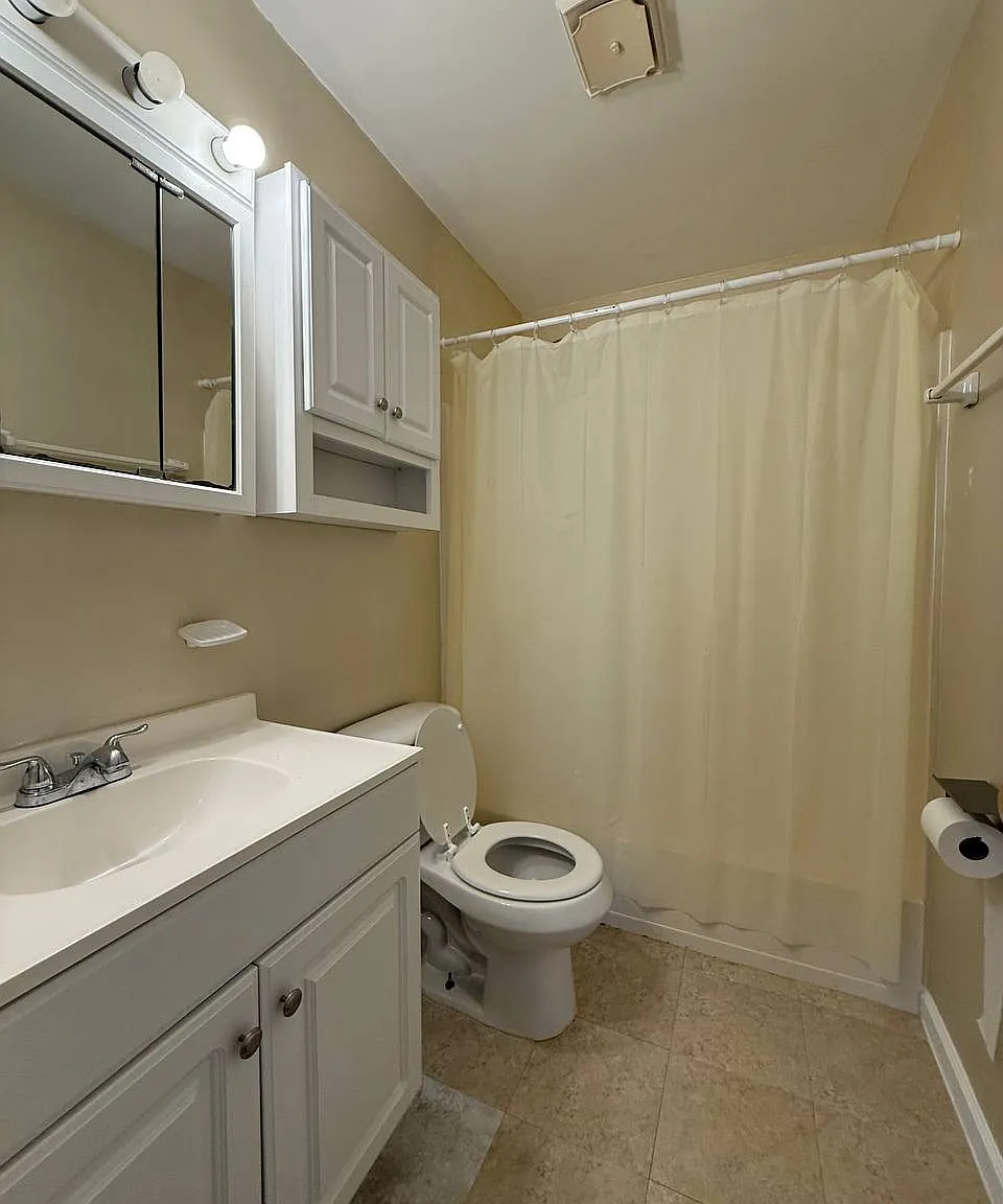 3 bed, 1120 sqft, $1,300 — Photo 2