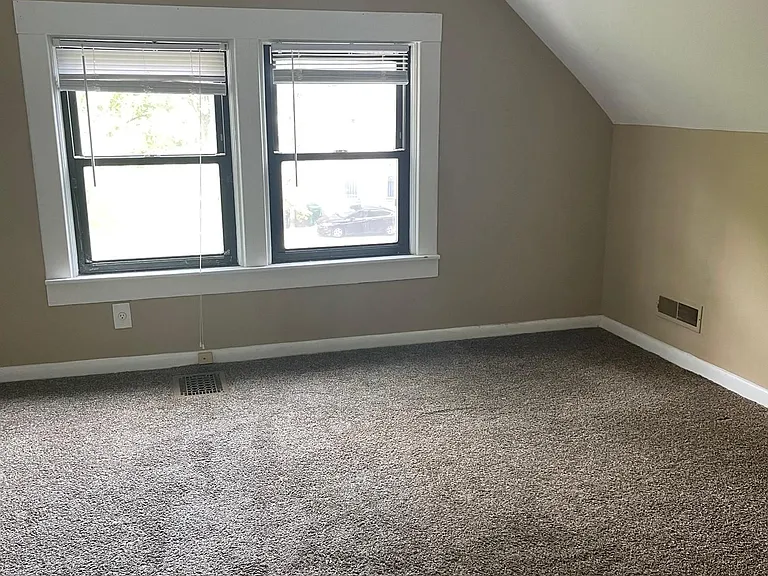 225 Emming St #UPPER — Photo 9
