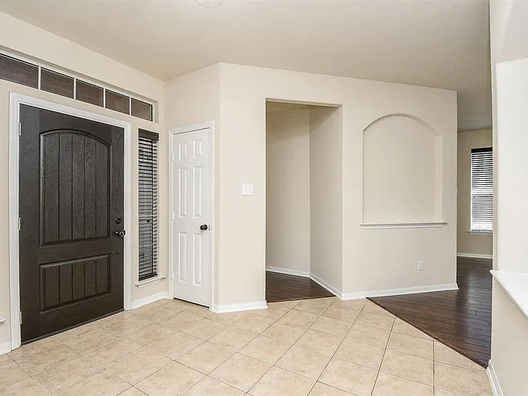 9135 Edgeloch Dr — Photo 3