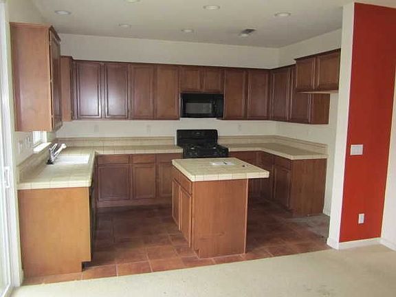 4th image of 876 Holley Ct