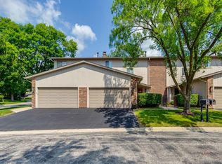 19W182 Ginny Ln E #182, Oak Brook, IL 60523