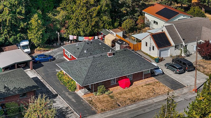 4th image of 3017 Lynn Street