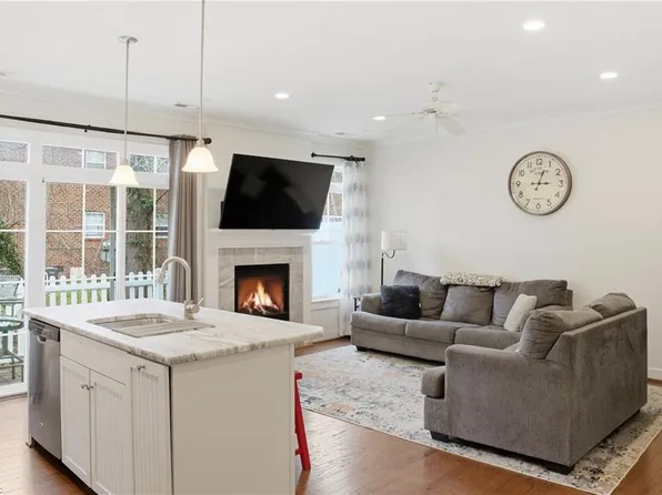 6 Village Park Ln, Poquoson, VA 23662