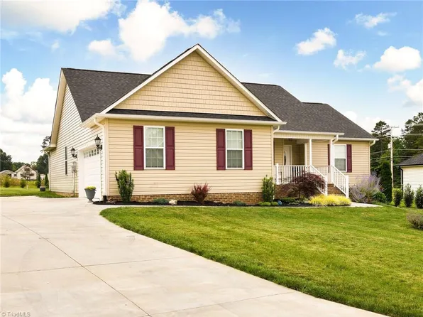 104 Brooke Ridge Dr, Thomasville, NC 27360