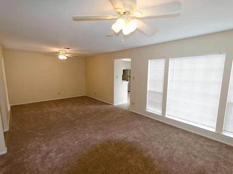 915 Todd Ln — Photo 4