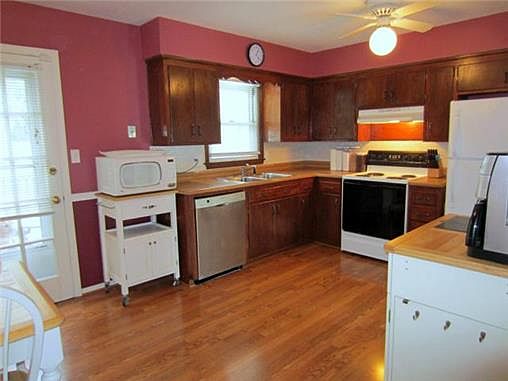 2nd image of 9907 Oakdell Dr
