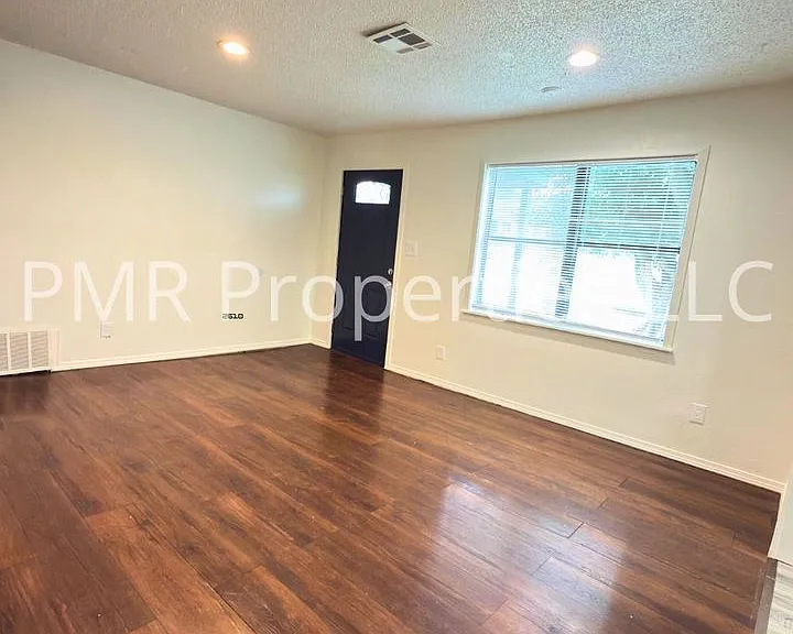 1411 NW Hoover Ave — Photo 8