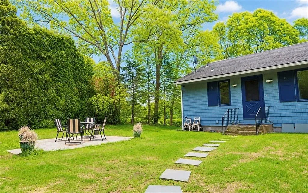 3 bed, 1.0 bath, 916 sqft, $2,300 — Photo 2