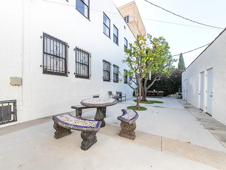 115 N Sycamore Ave — Photo 31