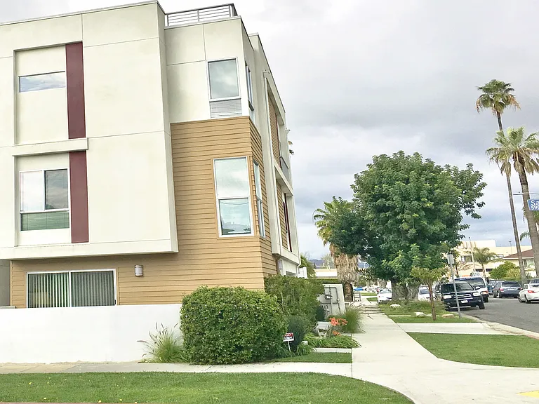 1455 S Hayworth Ave — Photo 11
