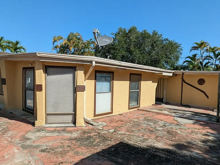 994 Coconut Cir W — Photo 24