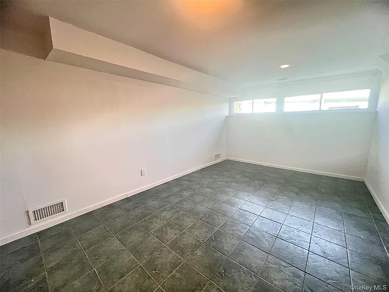 12-14 Utopia Pkwy — Photo 9