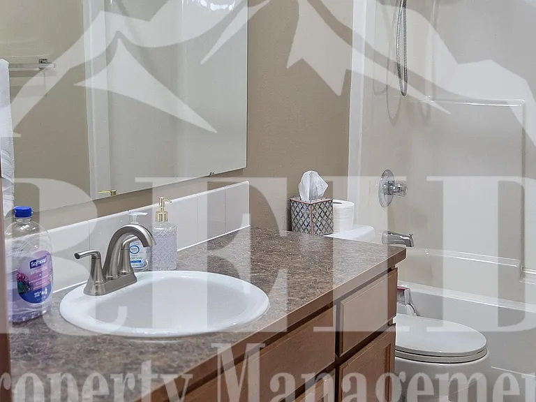 100 NE Miramar Cir — Photo 15