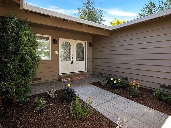 5th image of 673 Pinecone Dr