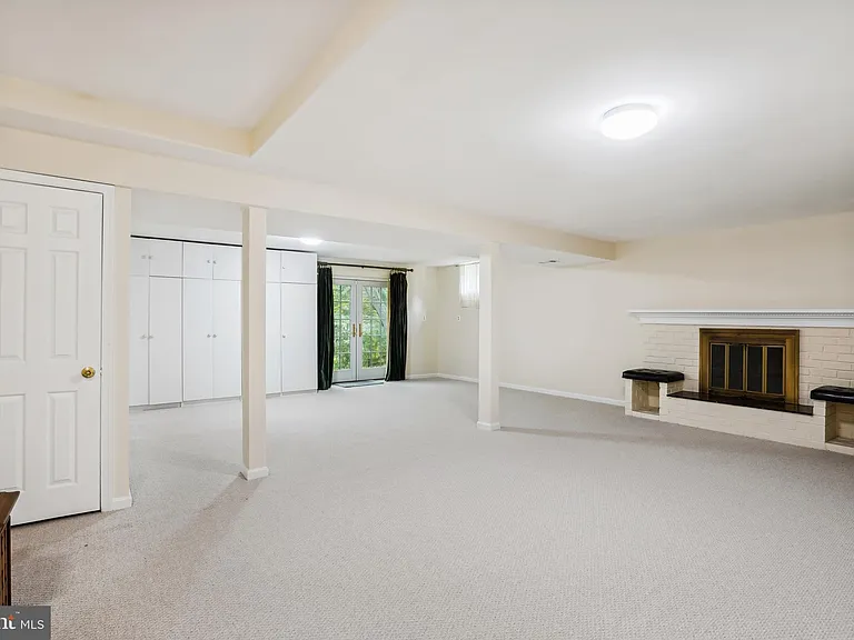 9708 Locust Hill Dr — Photo 35