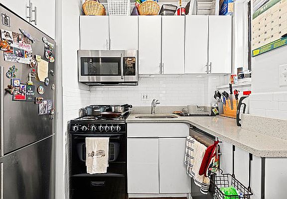 4th image of 230 E 7th St APT 5B