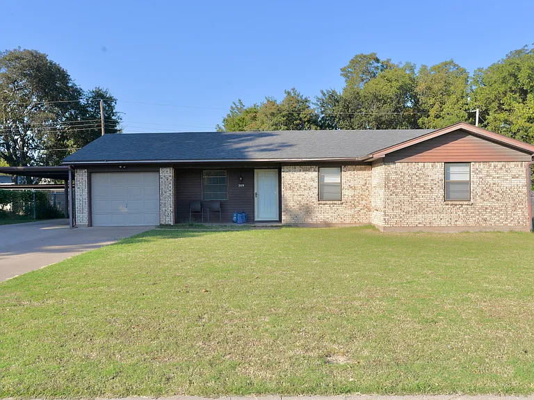 209 Dogwood Ln — Photo 1