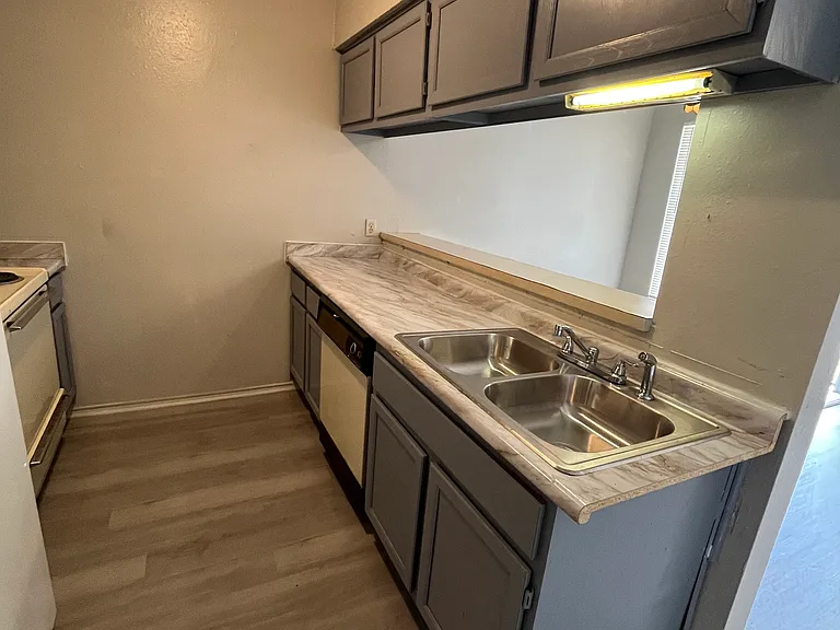 1048 Oregon Ave #B — Photo 16