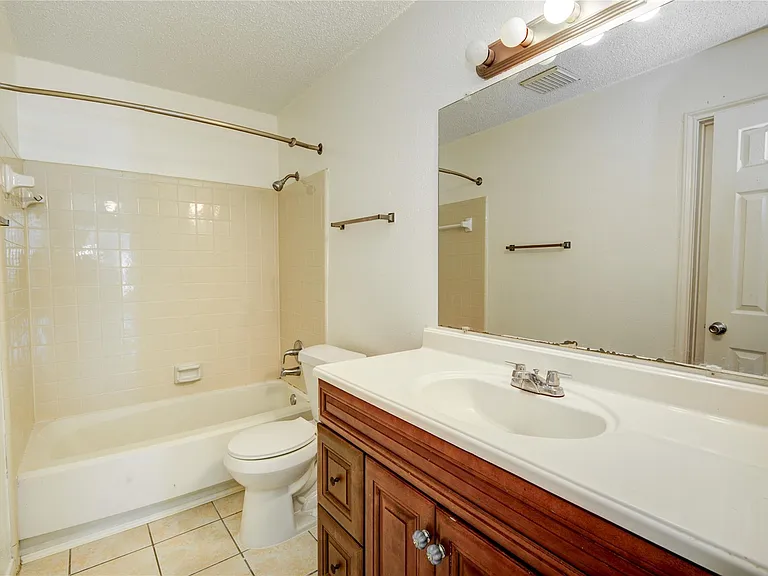 2114 Greenbriar Colony Dr — Photo 5
