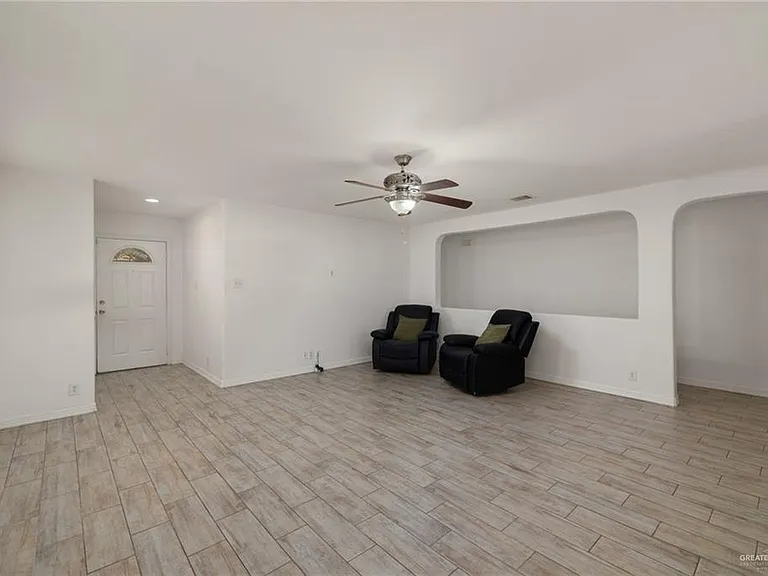 4705 Violet Ave — Photo 2